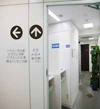 突き当りを左へ行くとED、AGA、更年期(初診)の再診の方専用申込書記入カウンター、及び受付待合室があります。