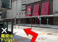 ココカラファイン栄大津通店の角を左に進み、松坂屋本館の正面玄関北向かい直ぐの「いちご栄ビル」へ向かいます。