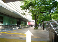 地上に上がりこのまま進行方向に直進します。